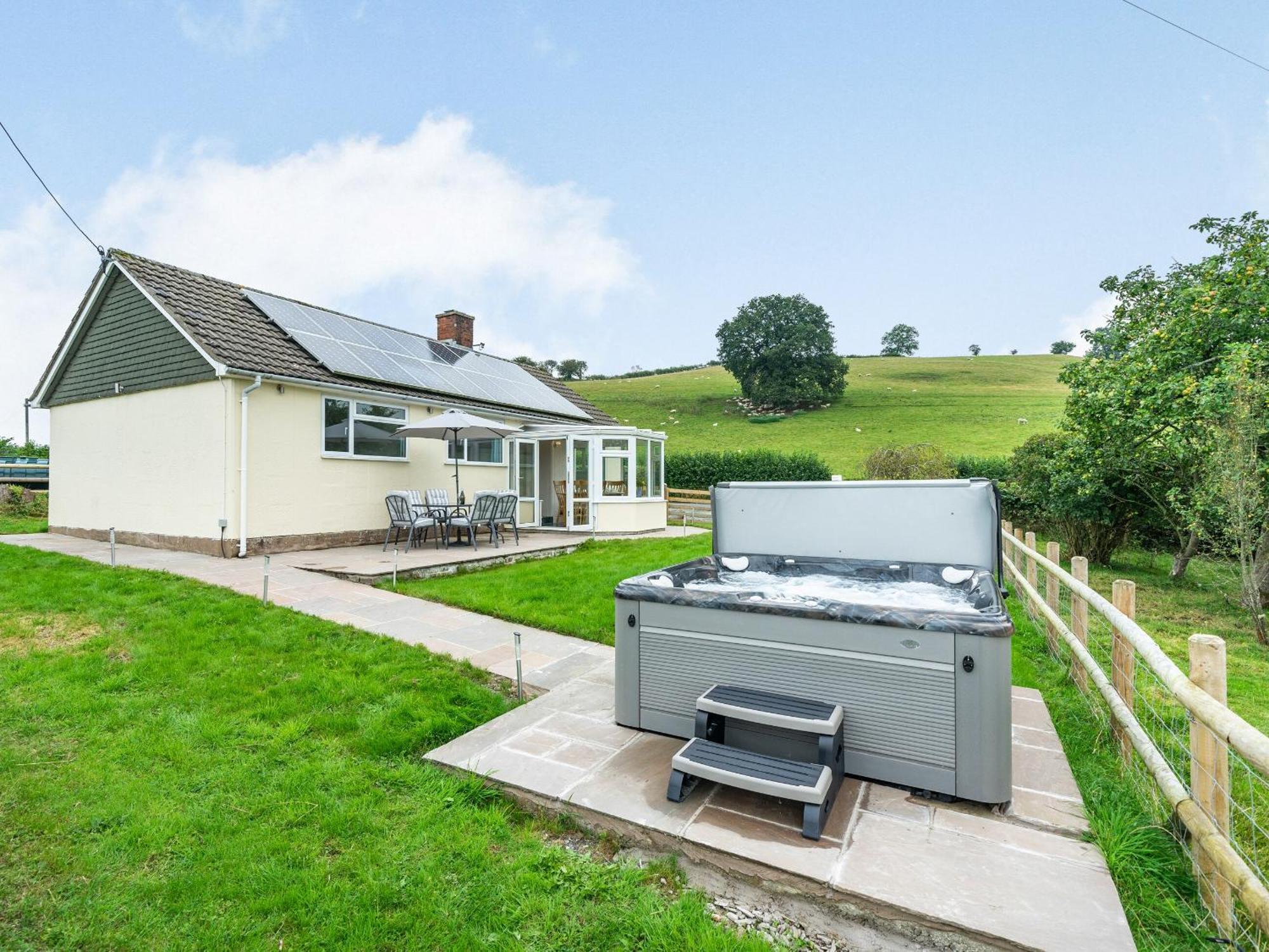 Meadowcroft Villa Bettws Disserth Buitenkant foto